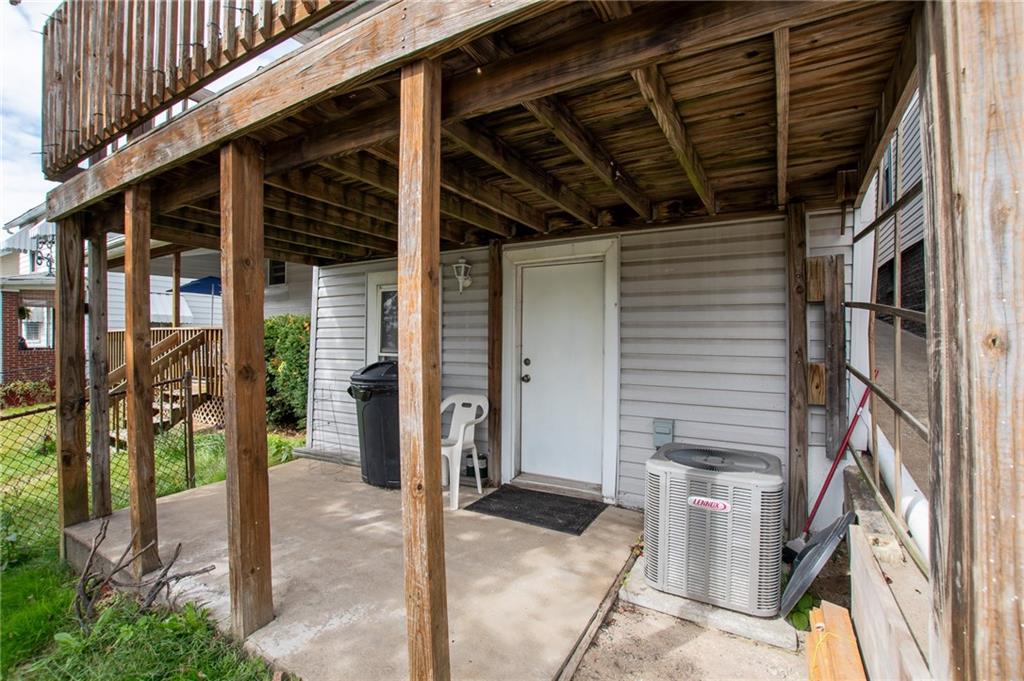 431 East Washington Street Rochester, PA 15074 - Photo 29 of 32 a porch with seating space