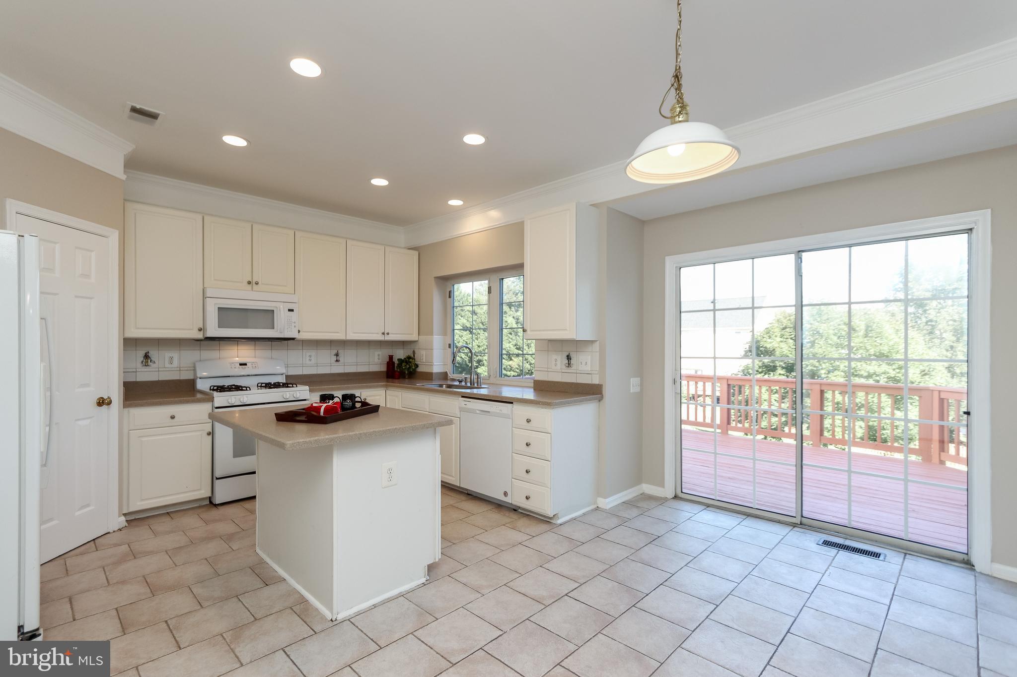 11244 Country Club Road New Market, MD 21774 - Photo 9 of 45 Large Eat-In Kitchen