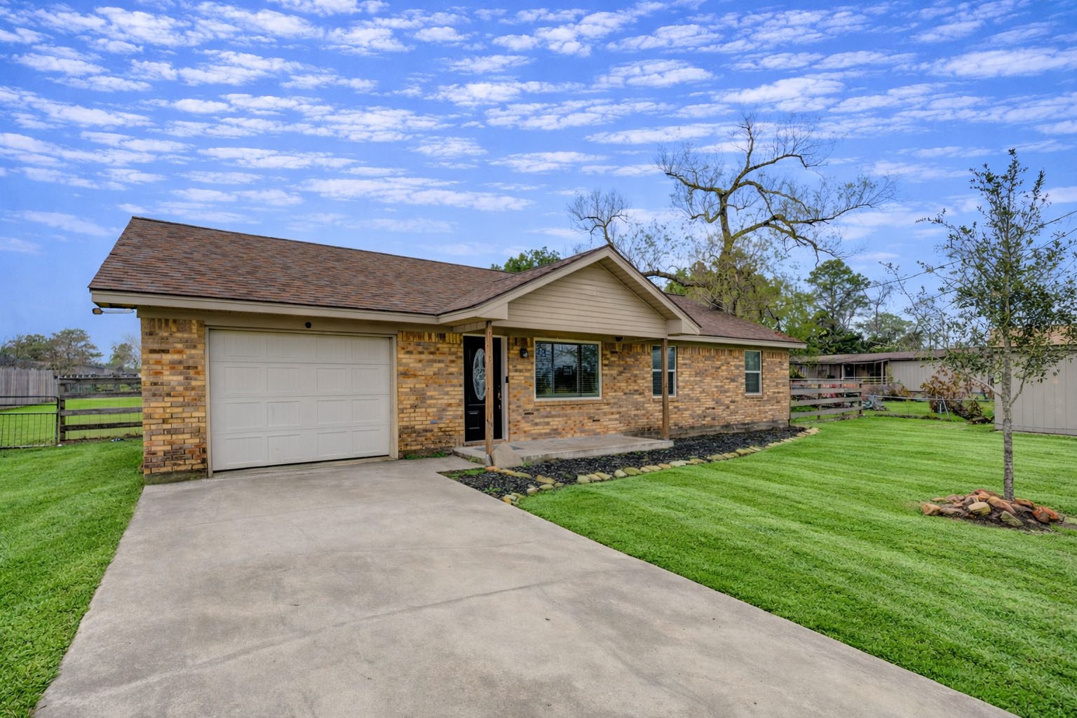 7706 Colston Place Santa Fe, TX 77510 - Photo 2 of 16 a front view of a house with yard