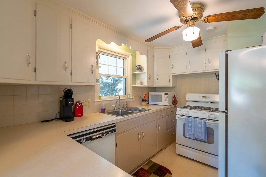 29 Pinebrook Drive Springfield, MA 01129 - Photo 4 of 32