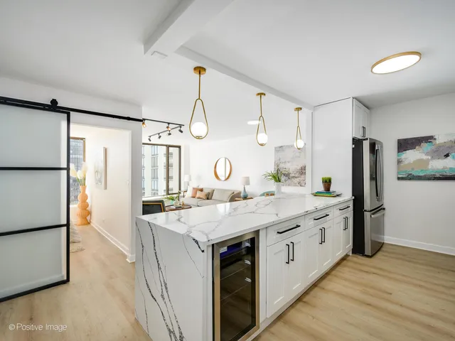 $305,999 | 5455 North Sheridan Road, Unit 1904, Chicago, IL 60640