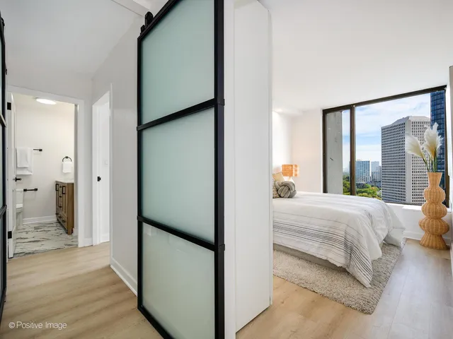 $305,999 | 5455 North Sheridan Road, Unit 1904, Chicago, IL 60640