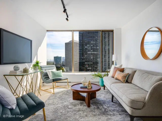 $305,999 | 5455 North Sheridan Road, Unit 1904, Chicago, IL 60640