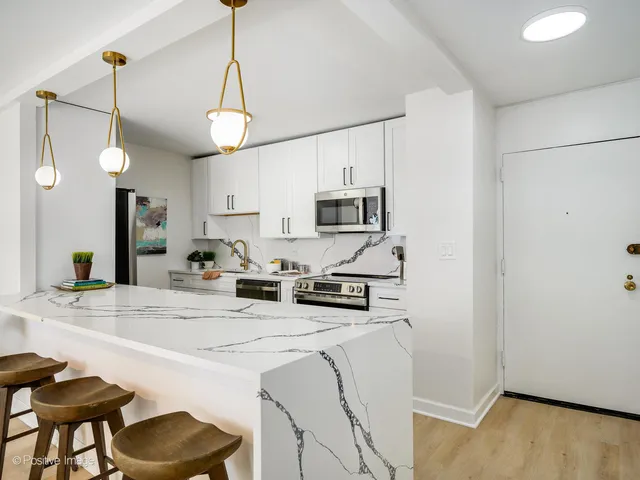 $305,999 | 5455 North Sheridan Road, Unit 1904, Chicago, IL 60640