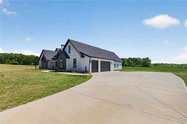 $804,900 | 735 Lake Cir Road, Buchanan, GA 30113