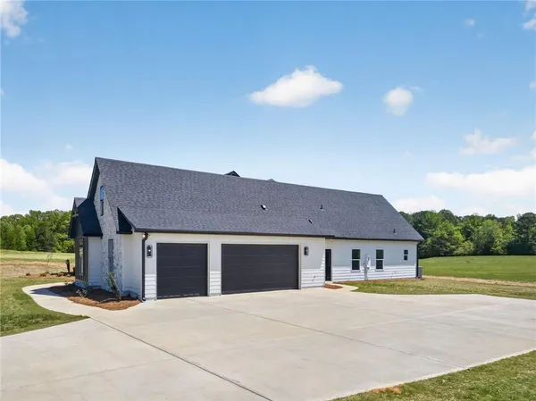 $804,900 | 735 Lake Cir Road, Buchanan, GA 30113