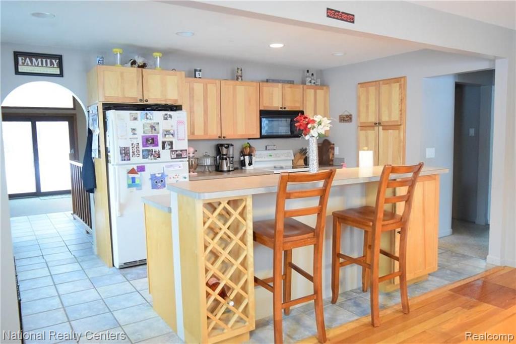 3356 Addie Street Waterford, MI 48329 - Photo 3 of 24