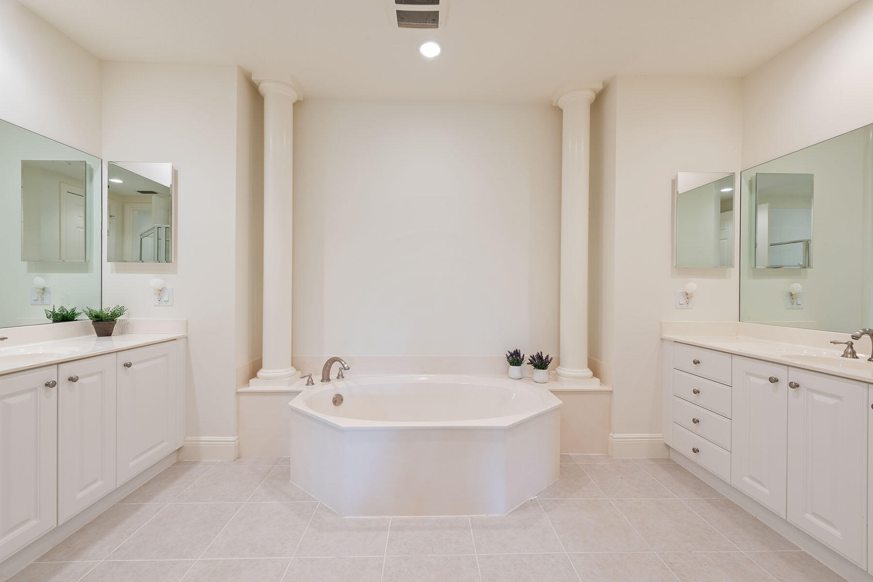 9223 Corfu Court, Unit 104 Naples, FL 34114 - Photo 14 of 50 225066199gg