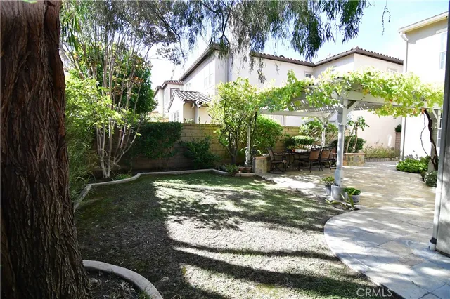 a view of a backyard