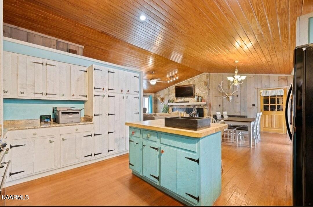 2122 Northwest Old River Road Charleston, TN 37310 - Photo 18 of 28 a kitchen with cabinets and chairs