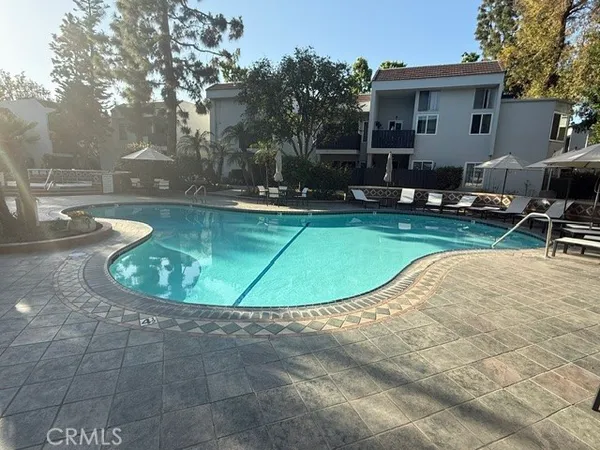 $2,200 | 18645 Hatteras Street, Unit 206, Tarzana, CA 91356