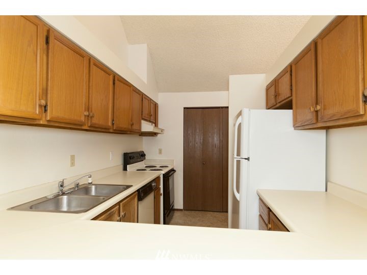 11527 Southeast 175th Street Renton, WA 98055 - Photo 8 of 21