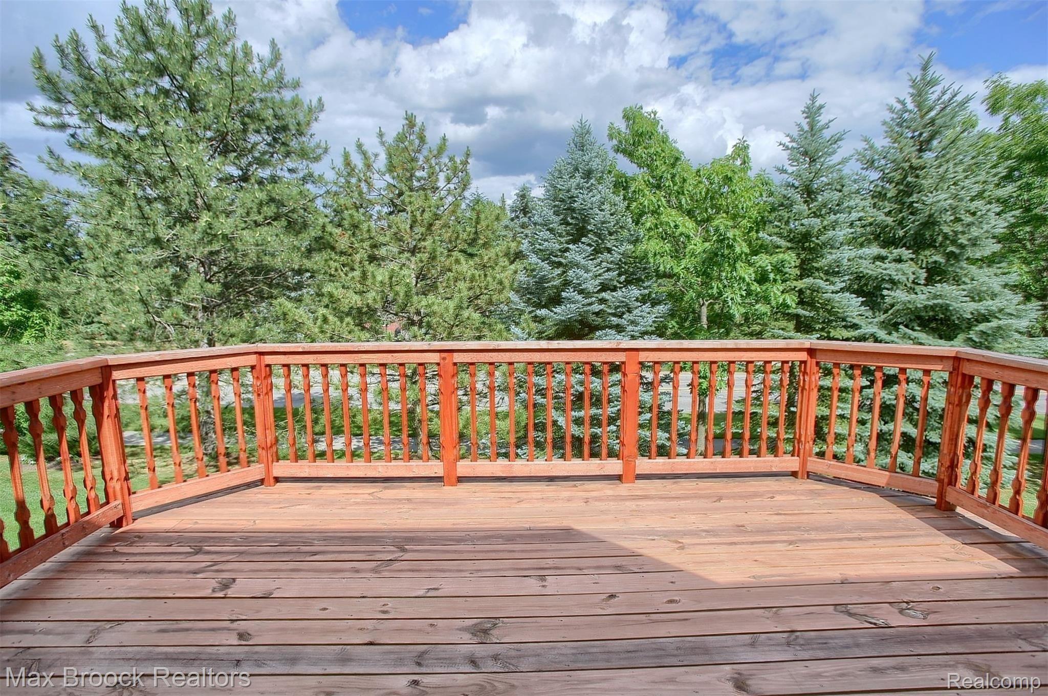956 Churchill Circle Rochester, MI 48307 - Photo 28 of 30 29-Deck.jpg