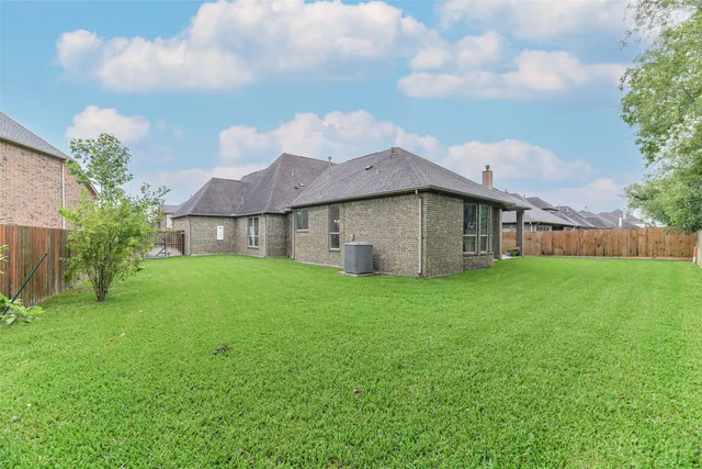 a view of a house with backyard and garden