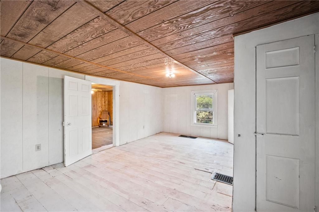2789 Rutledge Road Transfer, PA 16154 - Photo 14 of 50 a big room with closet and windows