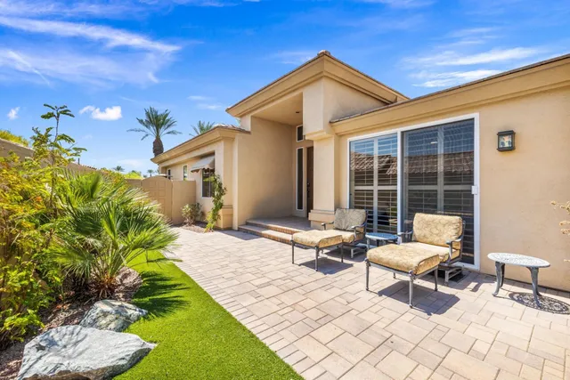 a view of a livingroom with furniture and windows