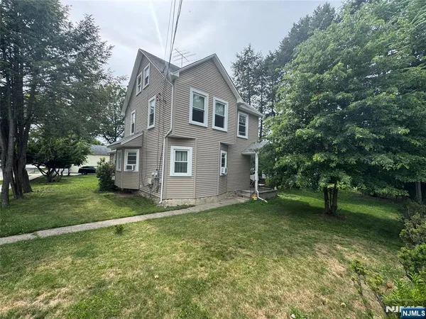$2,500 | 100 Irvington Street, Westwood, NJ 07675