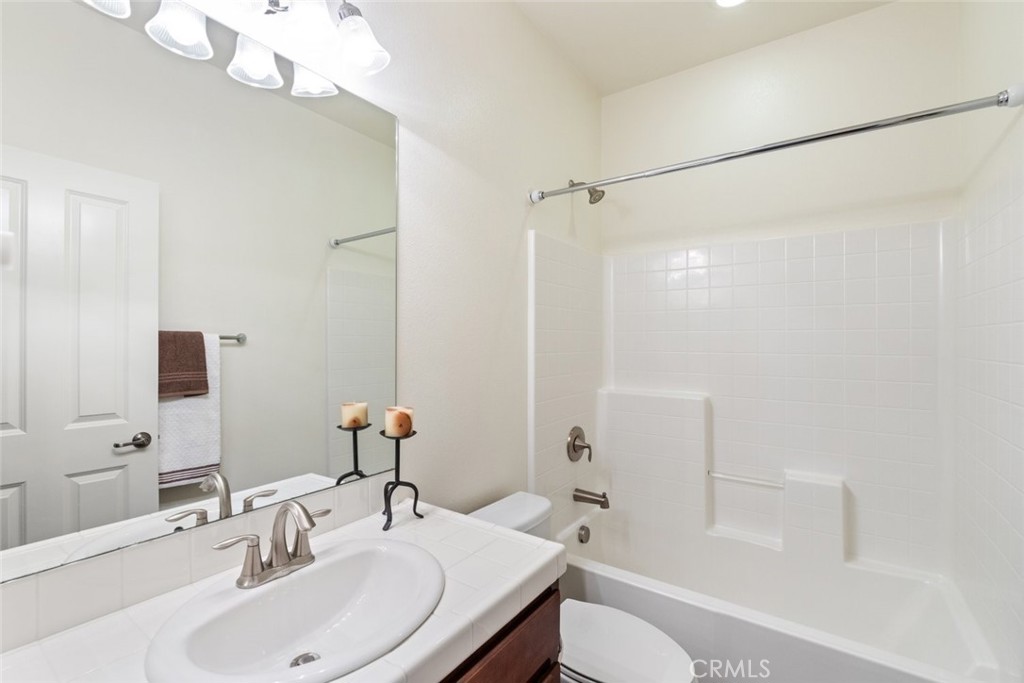 38121 Summer Ridge Drive Murrieta, CA 92563 - Photo 16 of 30 Hallway Full Bathroom.