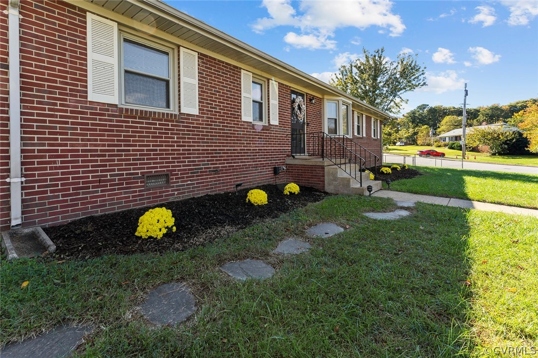 9131 Mapleview Avenue Henrico, VA 23294 - Photo 3 of 30