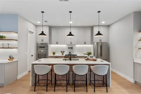 $1,335,000 | 925 Lake Emerald Drive, Orlando, FL 32806