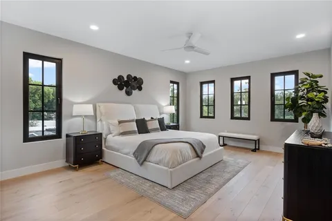 $1,335,000 | 925 Lake Emerald Drive, Orlando, FL 32806