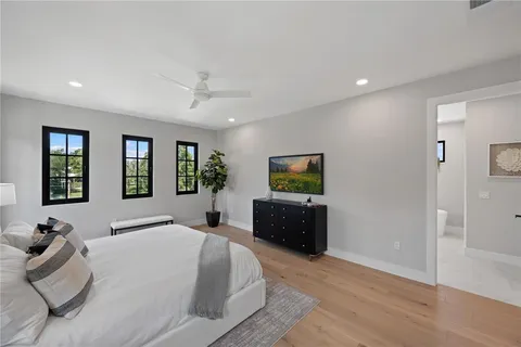 $1,335,000 | 925 Lake Emerald Drive, Orlando, FL 32806