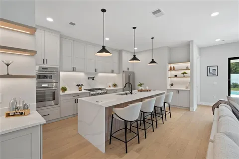 $1,335,000 | 925 Lake Emerald Drive, Orlando, FL 32806