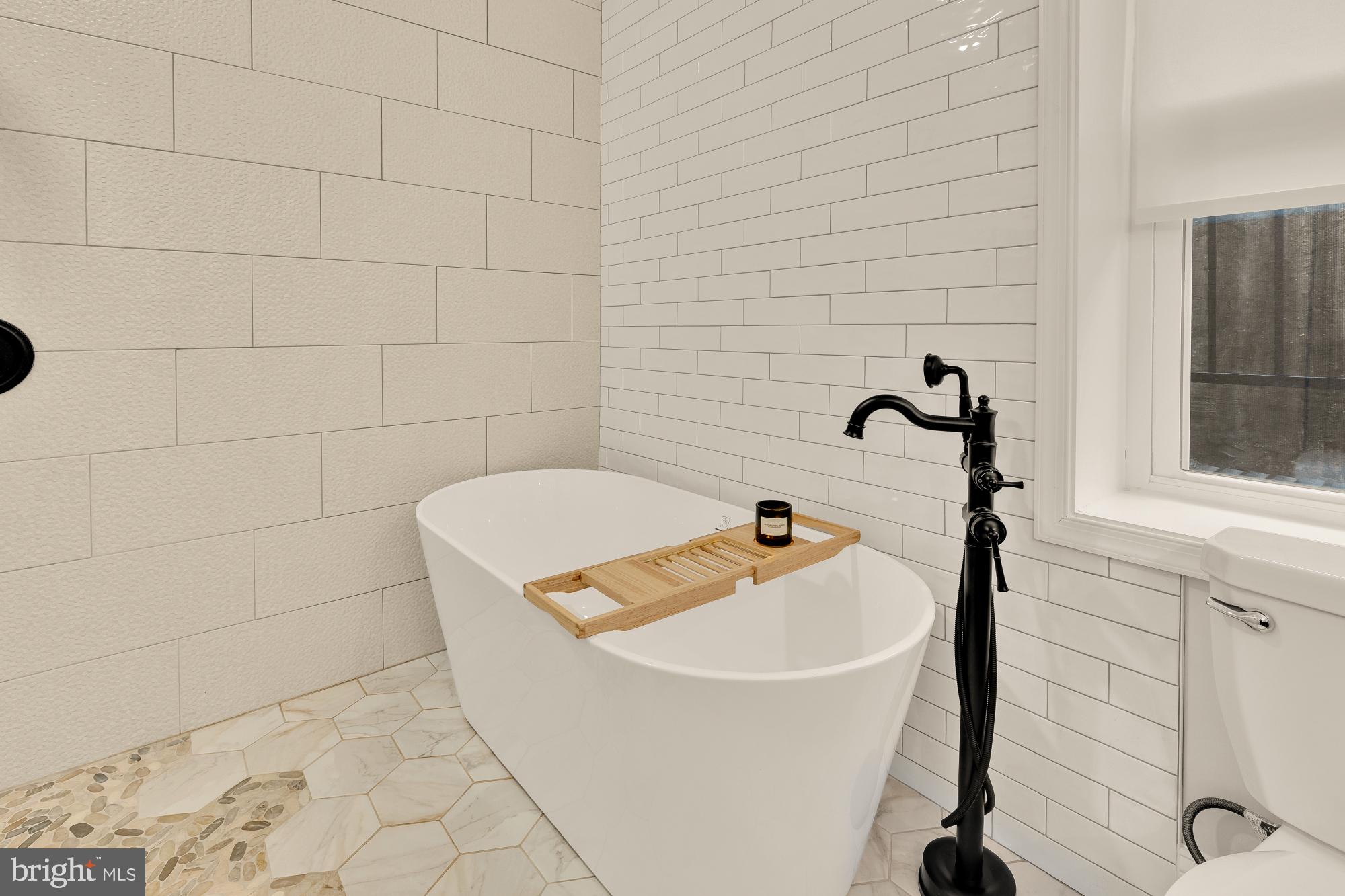 2208 East Baltimore Street Baltimore, MD 21231 - Photo 25 of 46 a bathroom with a bathtub