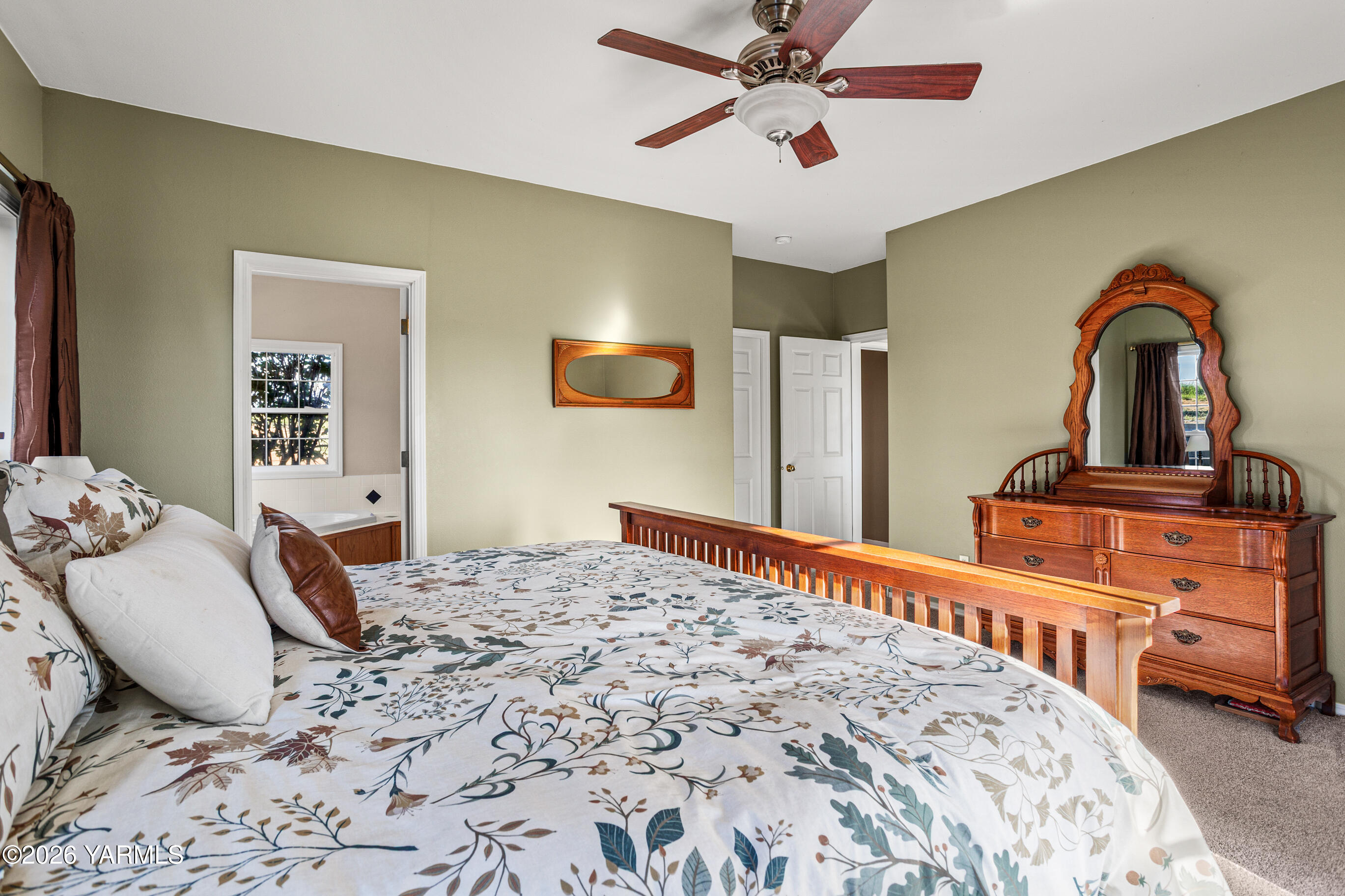 5060 Lombard Loop Road Zillah, WA 98953 - Photo 29 of 65 a bedroom with a bed and a dresser