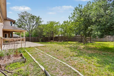 a view of a backyard