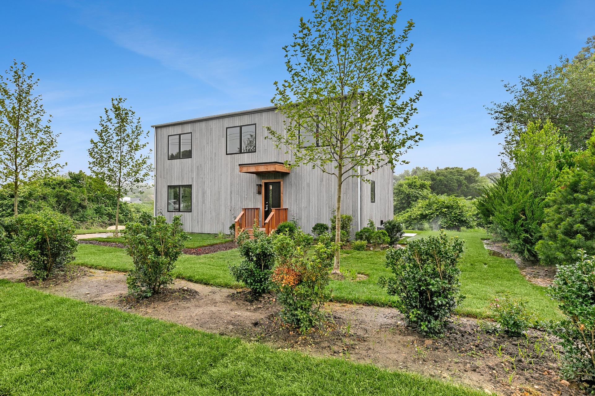 55 Fairview Avenue Montauk, NY 11954 - Photo 3 of 22 a front view of a house with garden