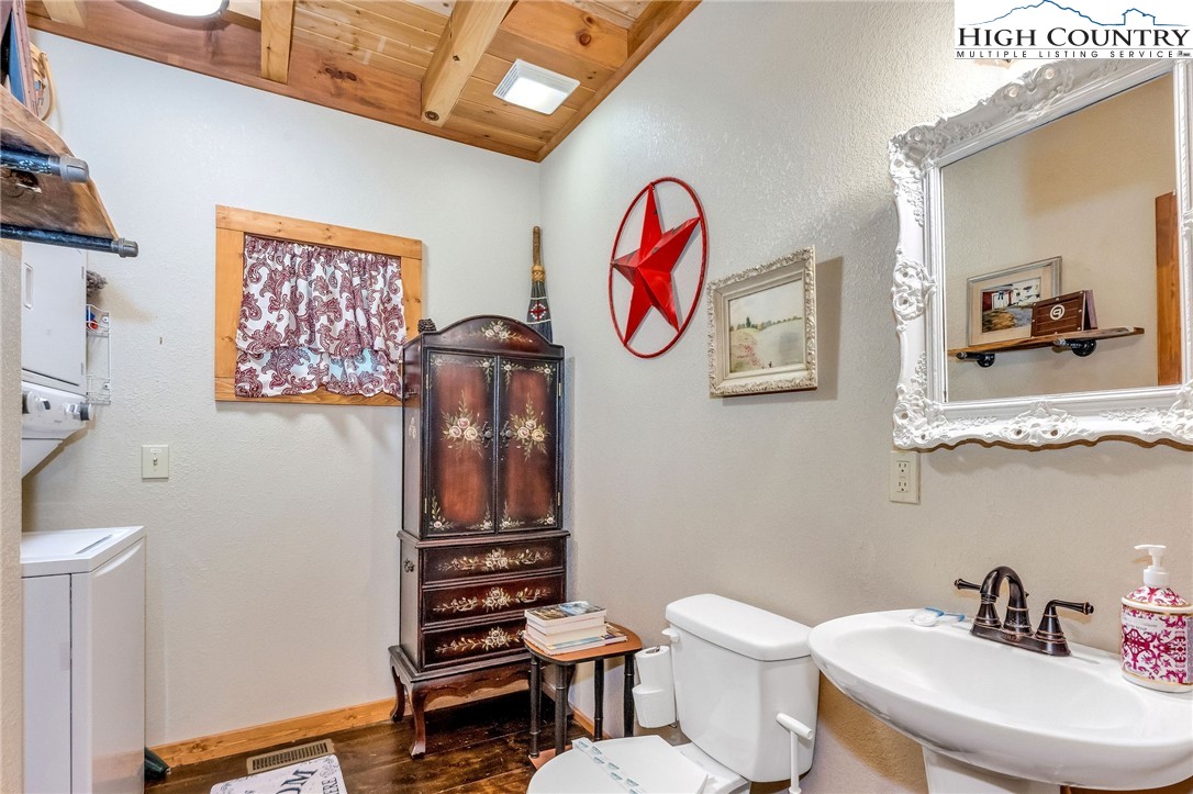 218 Cherokee Circle Jefferson, NC 28640 - Photo 23 of 50 a bathroom with a toilet a sink and a mirror