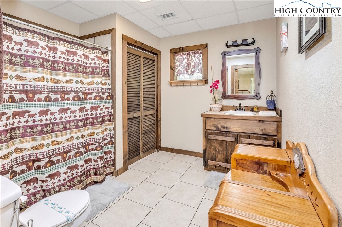 218 Cherokee Circle Jefferson, NC 28640 - Photo 45 of 50 a living room with a couch and a table