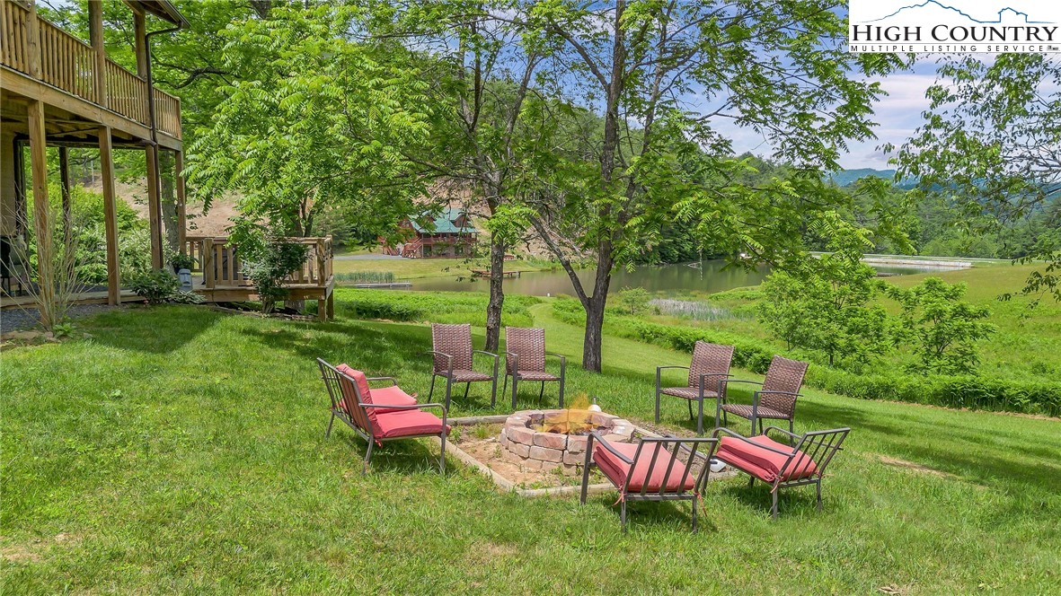 218 Cherokee Circle Jefferson, NC 28640 - Photo 48 of 50 a backyard of a house with table and chairs