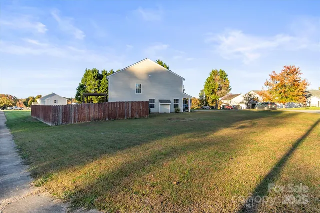 a view of a backyard