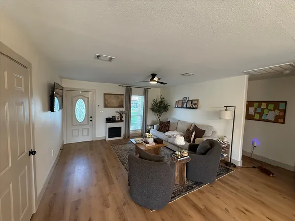 $1,995 | 7509 Mockingbird Lane, Texas City, TX 77591