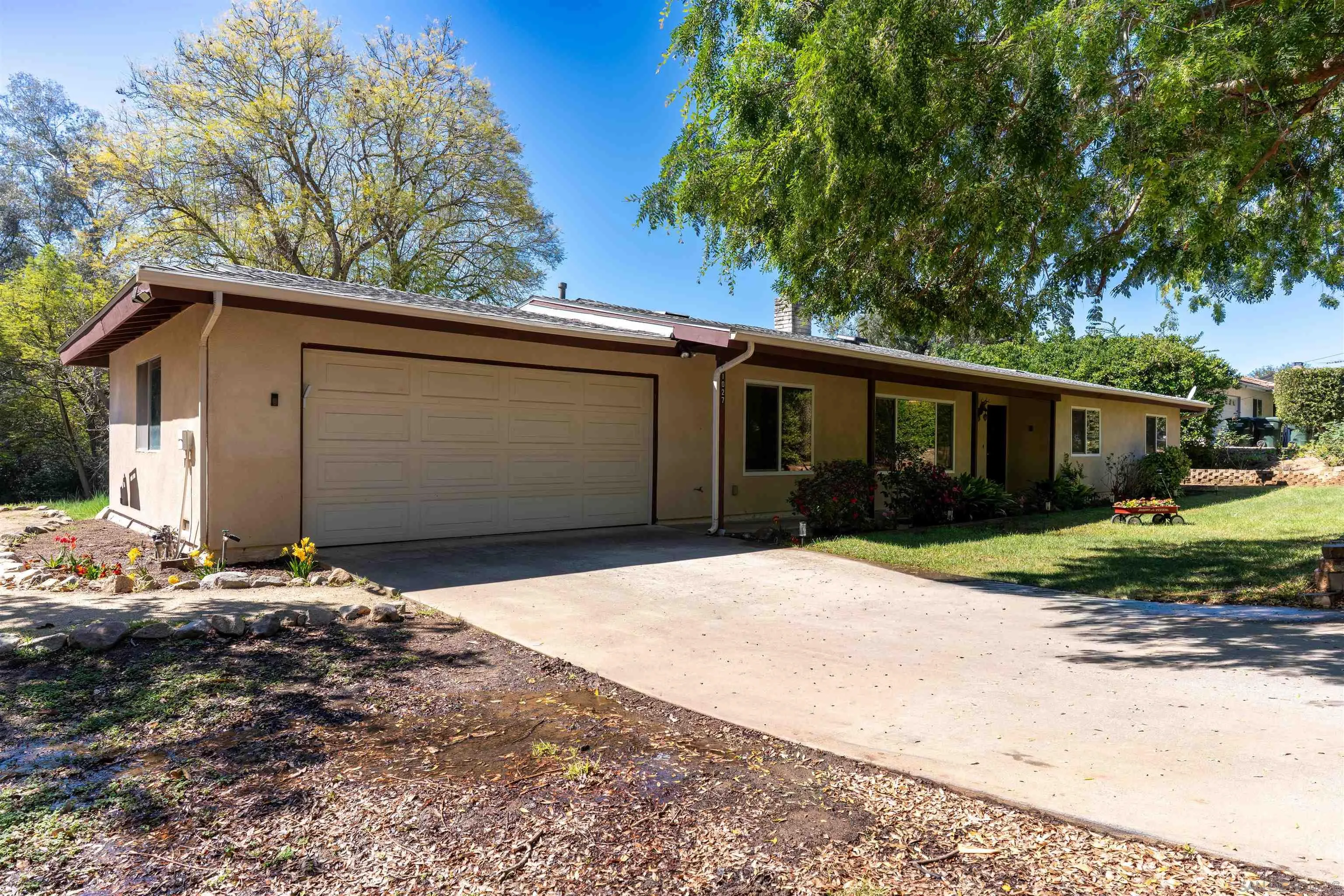 1027 Pepper Tree Lane Fallbrook, CA 92028 - Photo 3 of 37 Gallery Image 3
