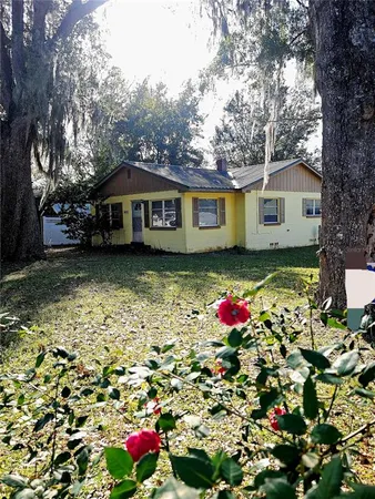 a view of a house with a yard
