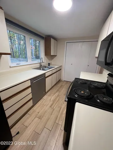 $2,600 | 13 Meadow Rue Place, Malta, NY 12020