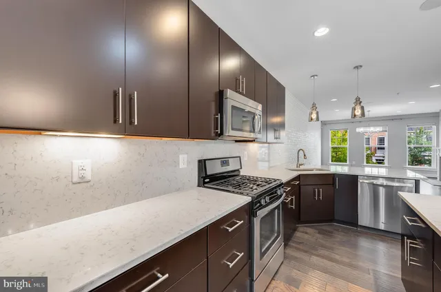 $700,000 | 237 Cres Station Terrace Southeast, Leesburg, VA 20175