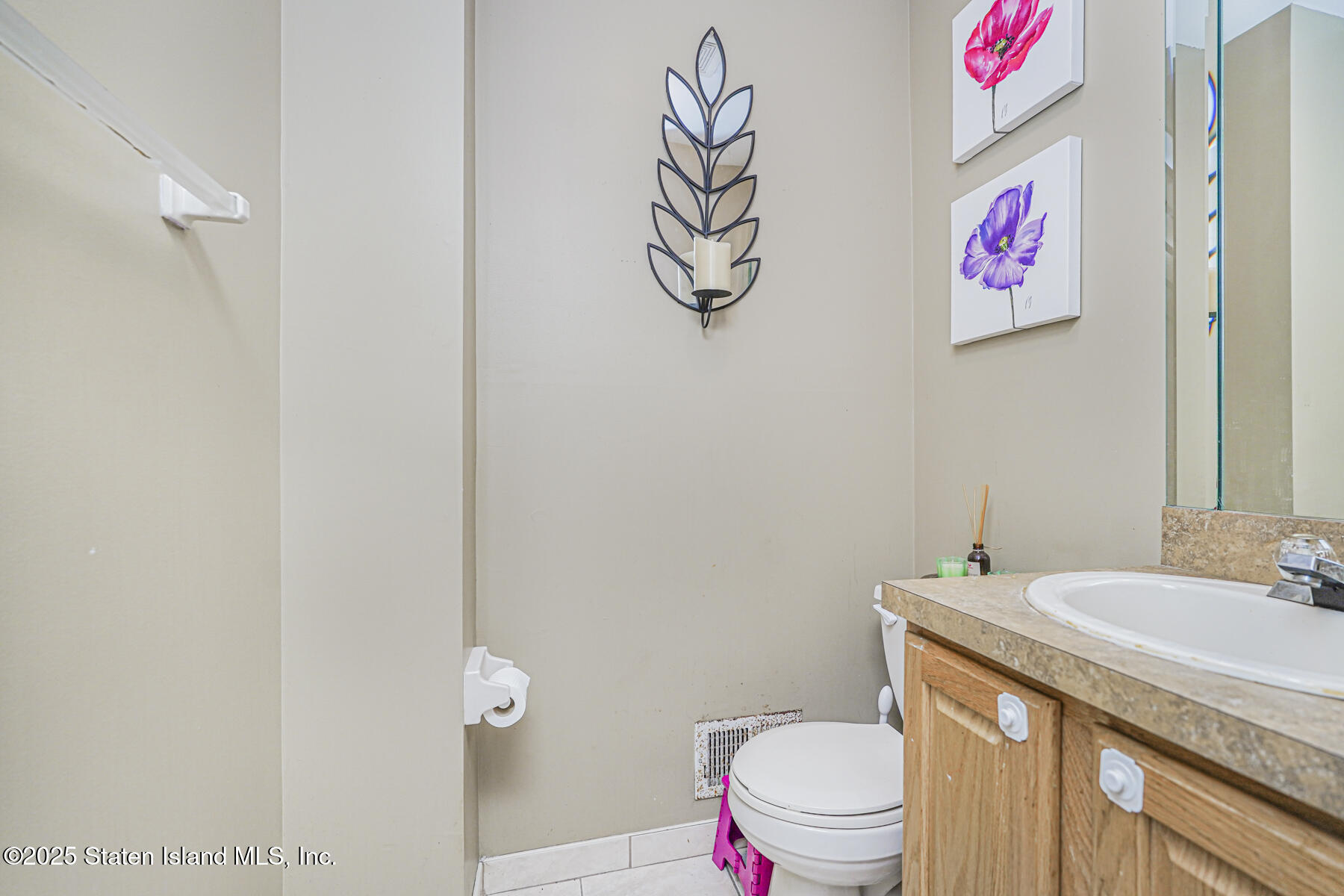 62 Lyceum Court Staten Island, NY 10310 - Photo 4 of 14 Photo Oct 15 2025, 8 45 26 AM