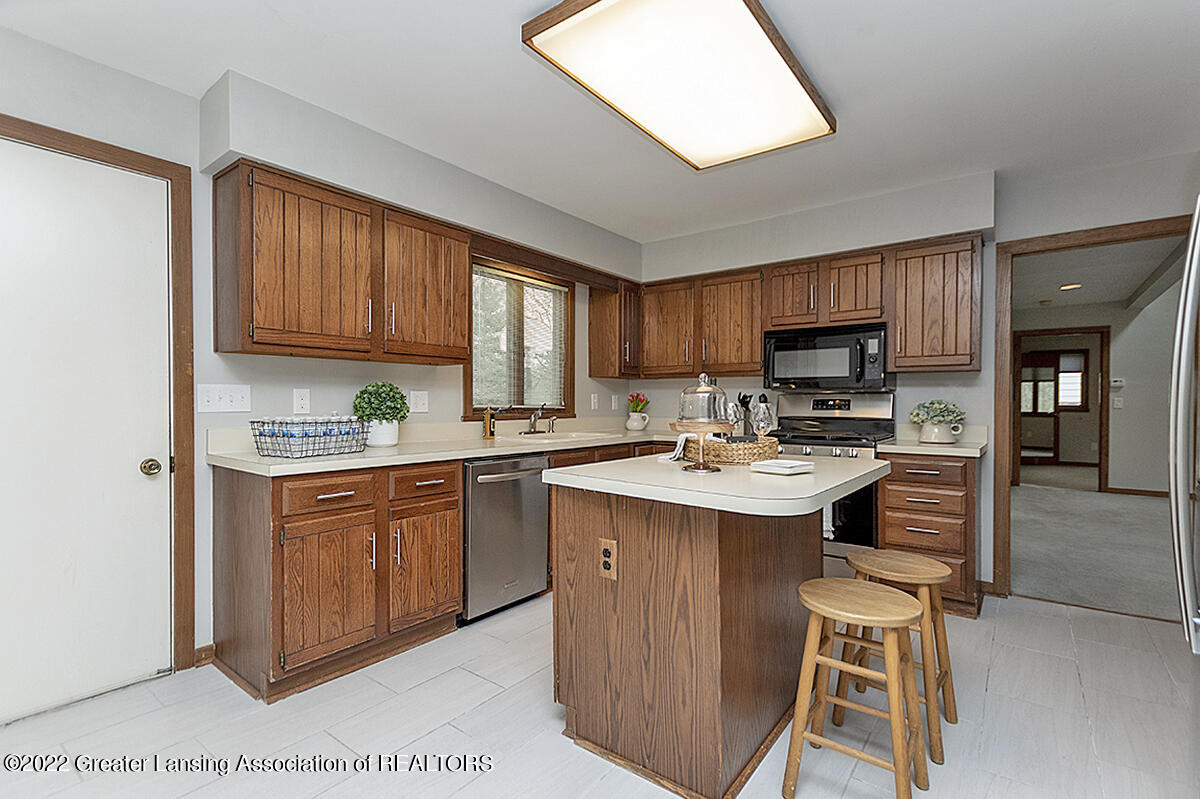 3233 Tecumseh River Road Lansing, MI 48906 - Photo 14 of 37 Kitchen