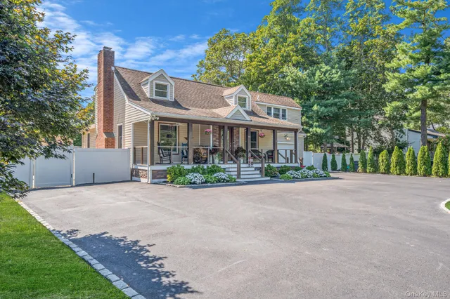 $869,999 | 183 Old Country Road, Speonk, NY 11972