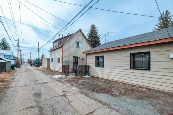 a view of a house with backyard