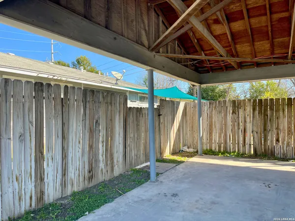 a view of a backyard