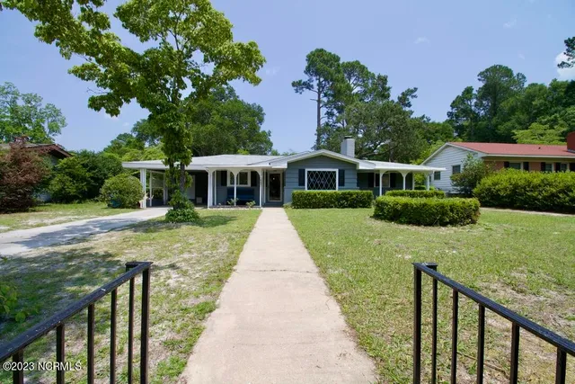 $2,400 | 607 Larchmont Drive, Wilmington, NC 28403