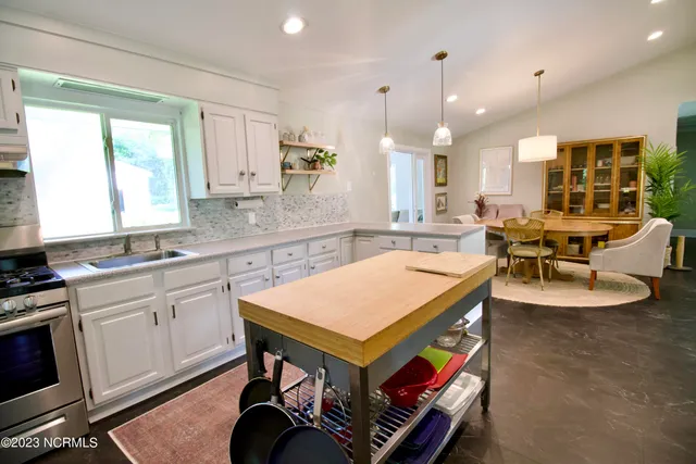 $2,400 | 607 Larchmont Drive, Wilmington, NC 28403