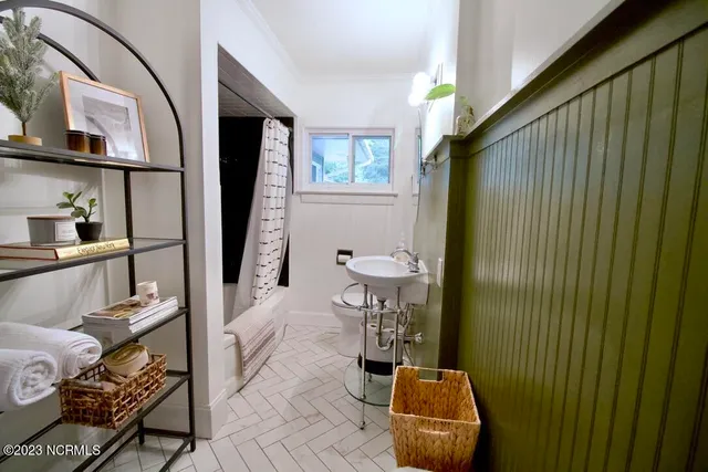 $2,400 | 607 Larchmont Drive, Wilmington, NC 28403