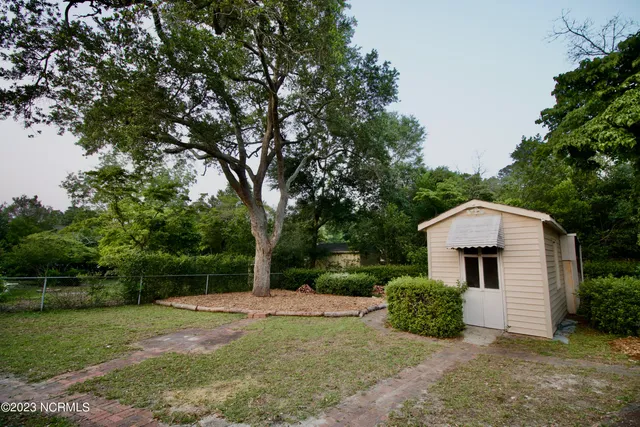 $2,400 | 607 Larchmont Drive, Wilmington, NC 28403