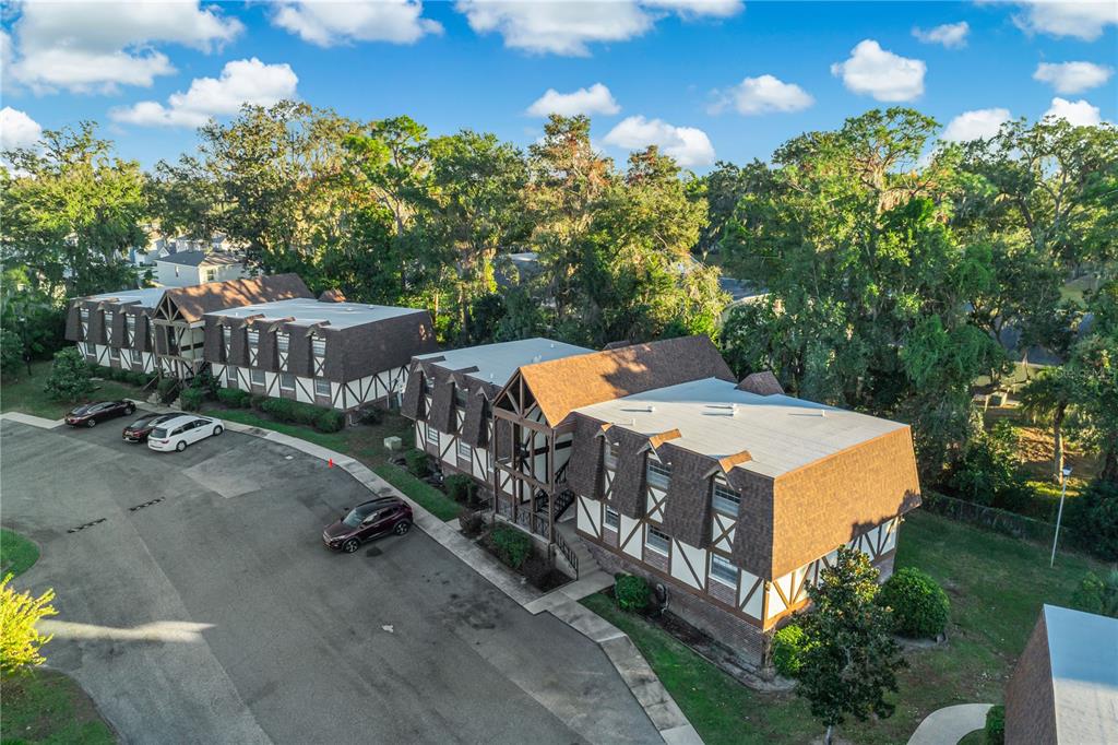 500 Newell Hill Road, Unit 106D Leesburg, FL 34748 - Photo 45 of 45 a view of a chairs and table in the backyard